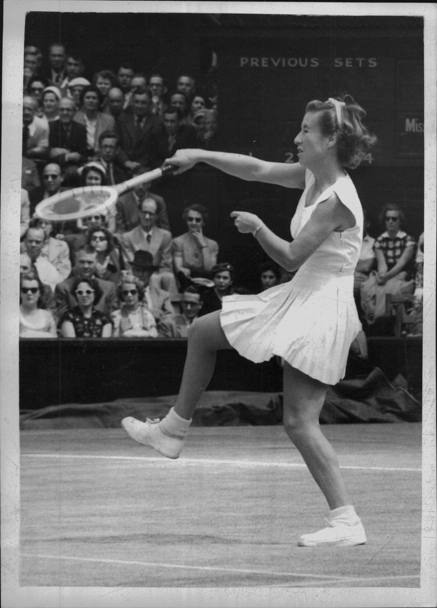 Il 1953  l&#39;anno del Grande Slam. Nel 1953 Maureen Catherine Connolly vince a Wimbledon il suo secondo titolo, Qui in semifinale contro Shirley Fry. (Keystone)